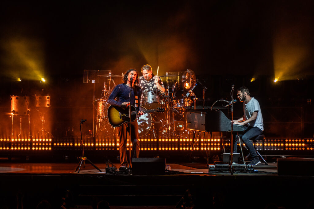 Eone Riser Band - XDC1 IP Hybrid Provides Snow Patrol with a Dynamic, Color-Changing ...